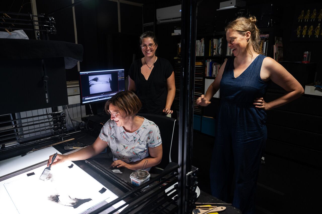 Špela Čadež creating an animation at the Finta Studio. The peer2peer meeting with the DSAF resident Naomi van Niekerk in September 2024.