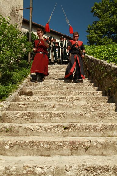 Clad in medieval costumes, the Knight Gašper Lambergar Theatre Group takes its audiences into the Middle Ages at Bled Castle