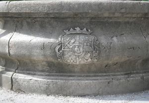 The Codelli family coat of arms on the well in front of the <!--LINK'" 0:81-->, 2012