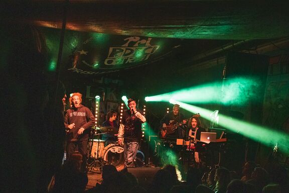 Rapper Klemen Klemen and band Prismojeni profesorji bluesa performing at Loka in the Snow Festival in 2022. Author: Anja Strojan