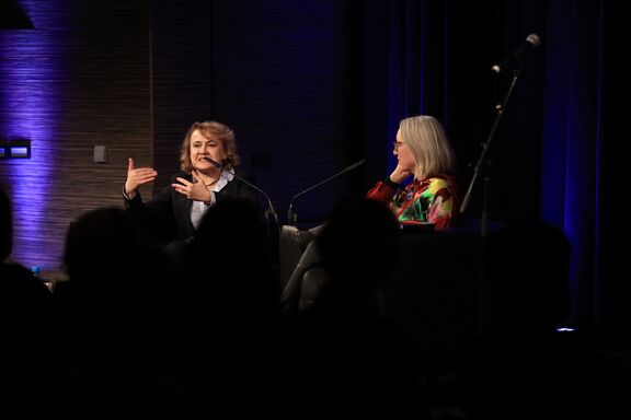 Opening event of Fabula Festival 2023 hosted the Ukrainian writer Oksana Zabužko, author of the novel Field Research of Ukrainian Sex, that was interpreted by drama actor Mario Dragojević. The conversation with the author was led by Ksenija Horvat.