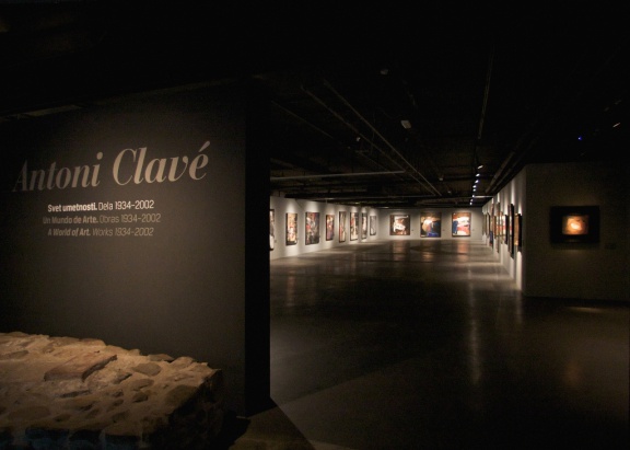 Antoni ClavÃ©'s exhibition A World of Art. 1934-2002 in the JakopiÄ Gallery, 2010