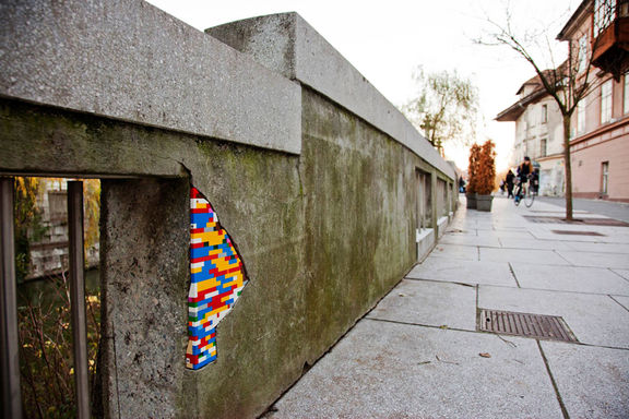 In 2013, MoTA Museum of Transitory Art invited the Berlin based artist Jan Voorman for a residency. The project he worked on at that time, called Dispatchwork, consisted of a series of somewhat surreal interventions into public space.