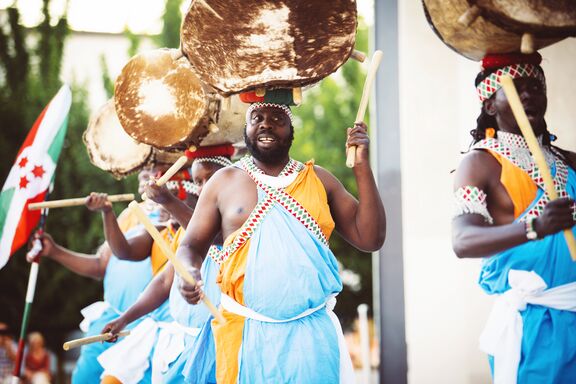 The performance by Ikiyago Legacy, featuring Burundian traditional drummers, in the central city square, Festival Velenje 2022. Author: Ksenija Mikor