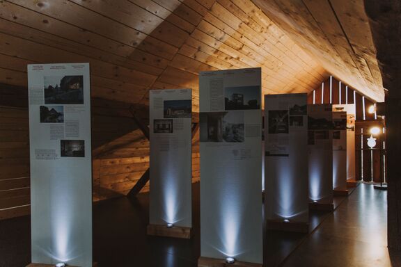 An exhibition of the best examples of residential renovation in the Alps was organised in the abandoned Toplar's hayrack of the Pr' Lenart homestead.