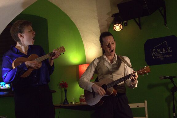 Maja Dekleva Lapajne and Alenka Marinič performing Iz vode na kopno music theatre show at the 10th Deuje babe Festival, 2023.