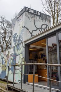 Closer look at the entrance to <!--LINK'" 0:120-->.