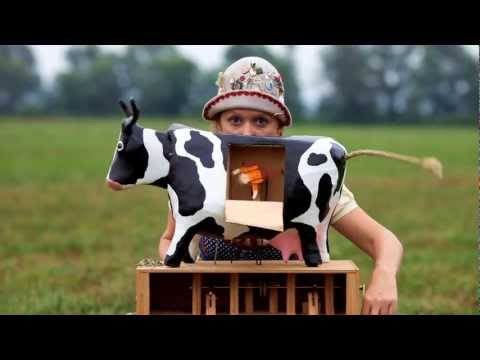 Pripovedno gledališče gdč. Bazilike / The Narrative Theatre of Miss Basil